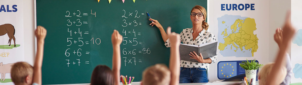 Photo de classe avec élèves école élémentaire primaire et enseignant mathématiques