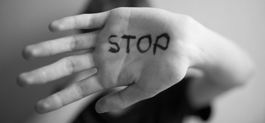 Photo noir et blanc main avec le mot stop radicalisation prévention violence