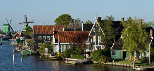 Photo paysage des Pays-Bas avec drapeaux hollandais