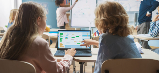 photo deux élèves en classe devant un ordinateur numérique