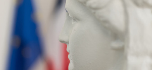 photo statue visage de Marianne drapeaux français et européen laïcité république